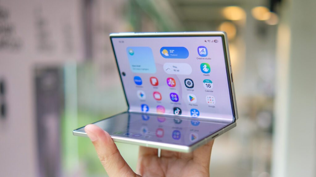 Ponsel lipat dengan tampilan layar fleksibel dan pertimbangan pemasangan pelindung layar