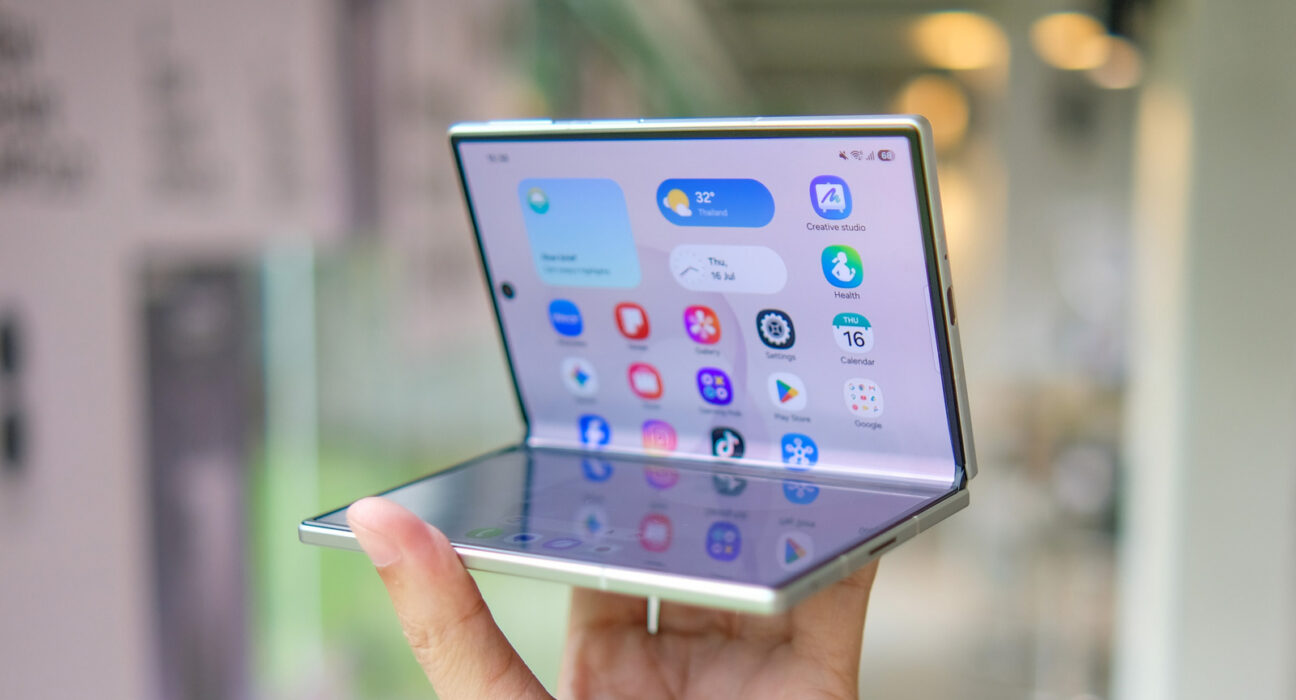 Ponsel lipat dengan tampilan layar fleksibel dan pertimbangan pemasangan pelindung layar