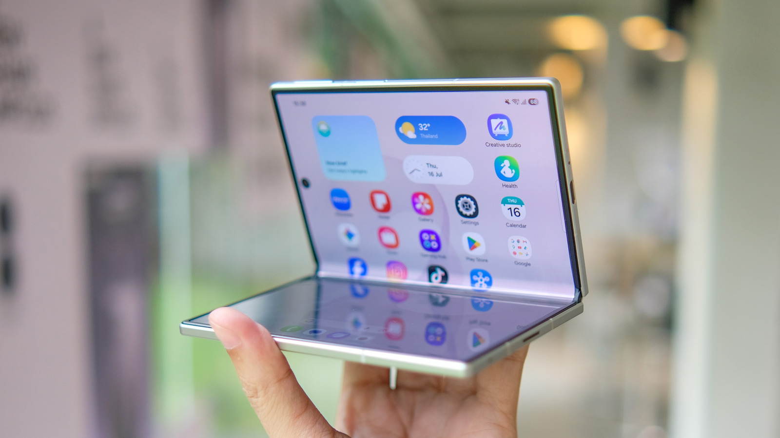 Ponsel lipat dengan tampilan layar fleksibel dan pertimbangan pemasangan pelindung layar