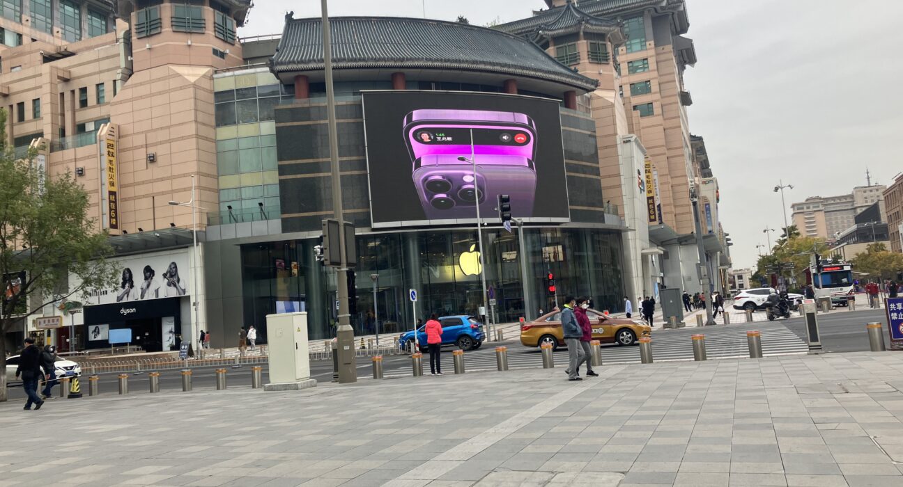 Gerai resmi Apple Store di Beijing China dipadati pengunjung saat peluncuran perangkat flagship terbaru