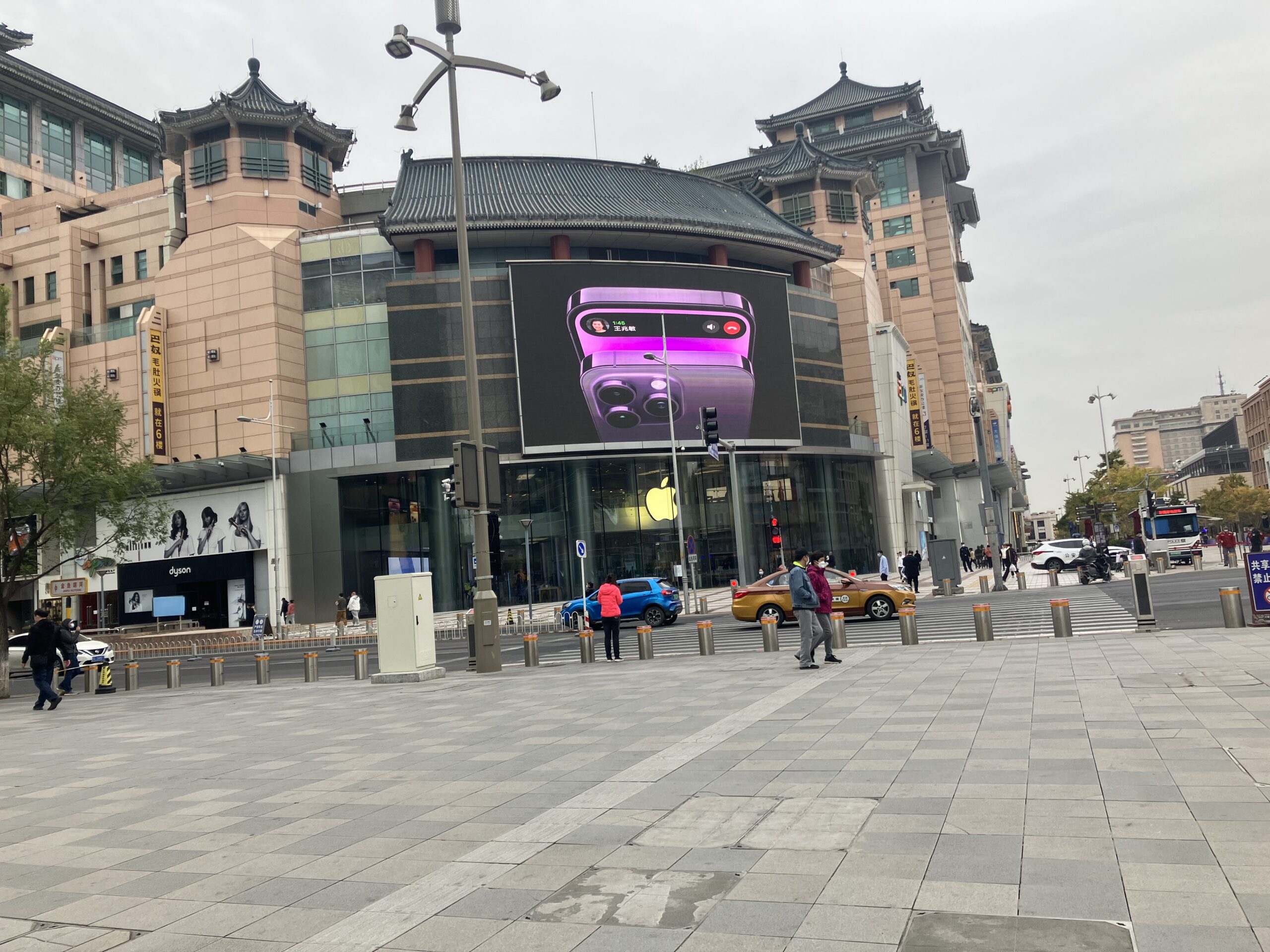 Gerai resmi Apple Store di Beijing China dipadati pengunjung saat peluncuran perangkat flagship terbaru