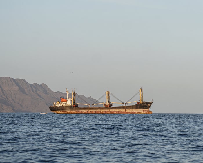Kapal kargo komersial berlabuh di perairan Selat Bab el-Mandeb Yaman