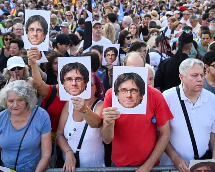 Massa pendukung mantan Presiden Katalunya Carles Puigdemont di Barcelona Spanyol