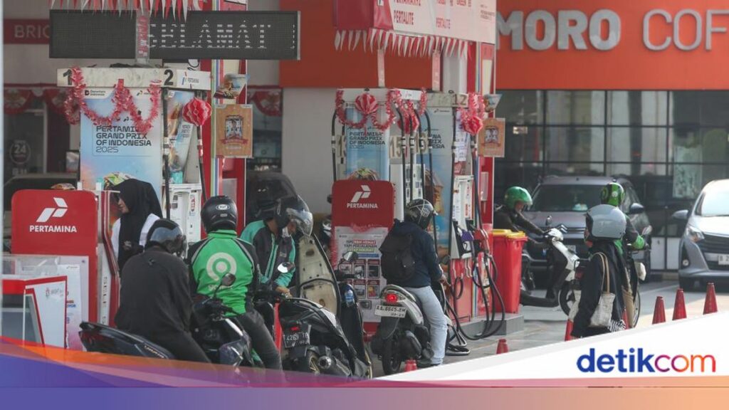 Papan daftar harga bahan bakar minyak nonsubsidi di salah satu SPBU Pertamina