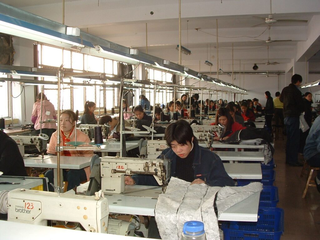 Pekerja garmen di lini perakitan pabrik tekstil dan manufaktur pakaian jadi