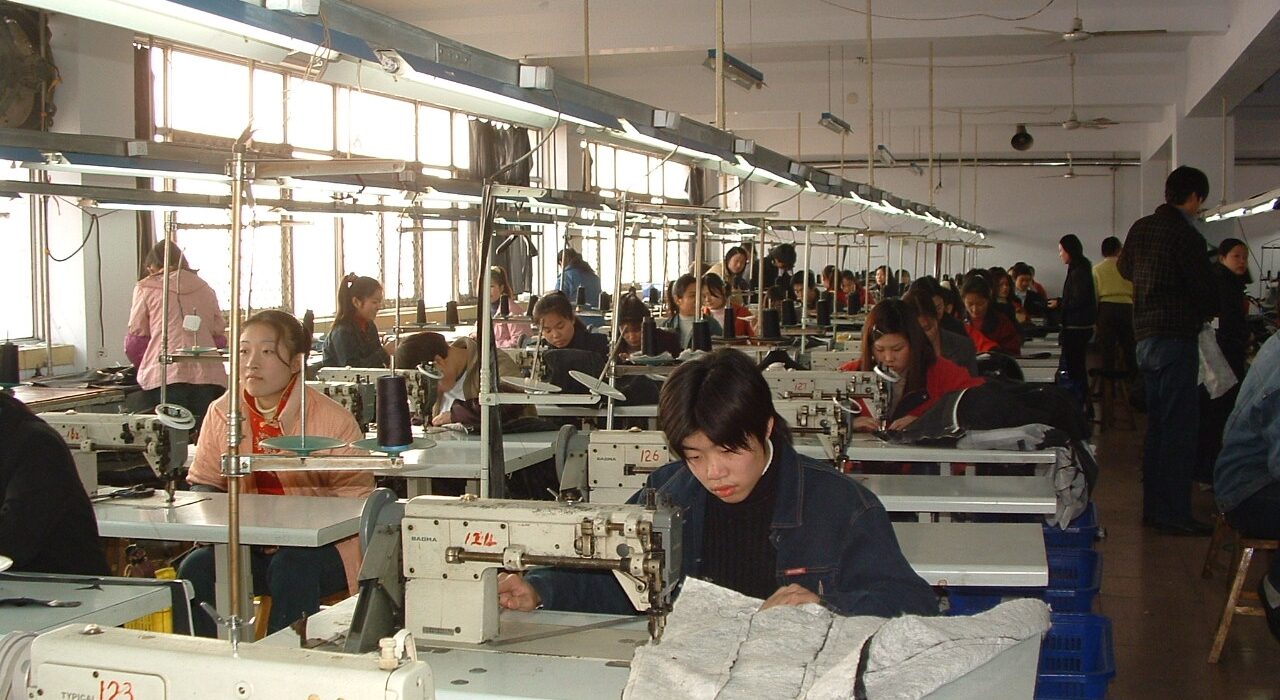 Pekerja garmen di lini perakitan pabrik tekstil dan manufaktur pakaian jadi