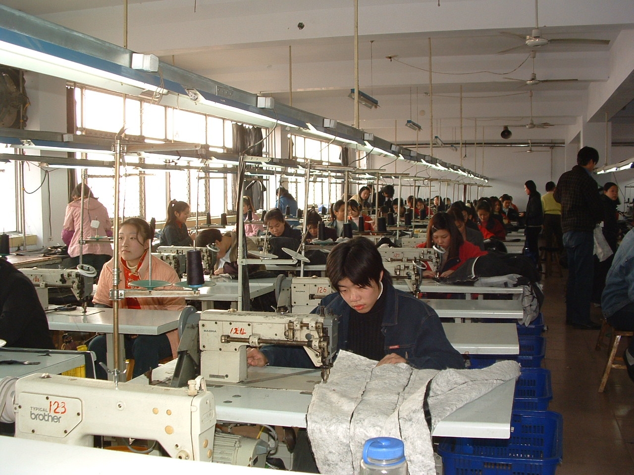 Pekerja garmen di lini perakitan pabrik tekstil dan manufaktur pakaian jadi