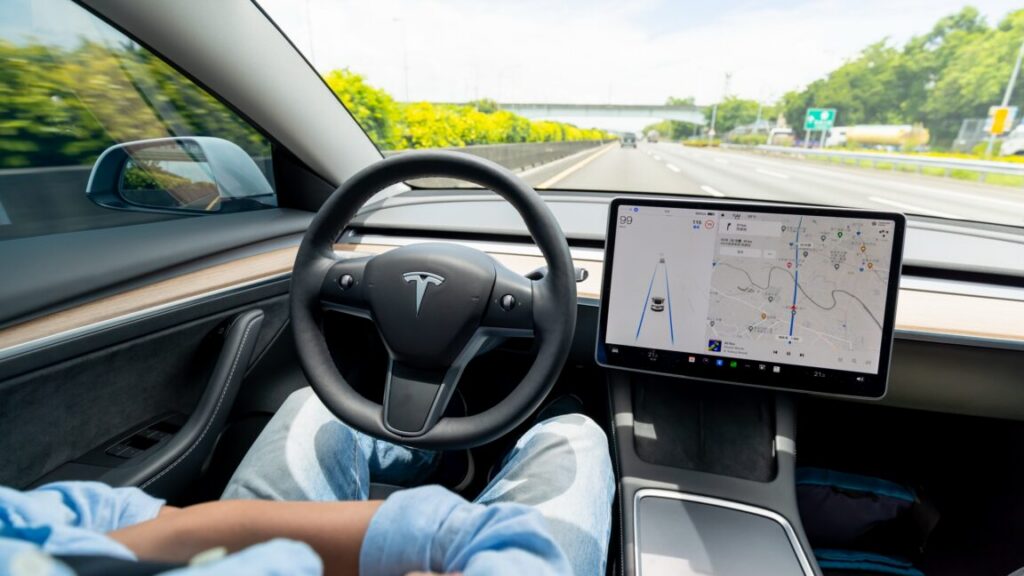 Pikap listrik Tesla Cybertruck melintas di jalan raya terbuka