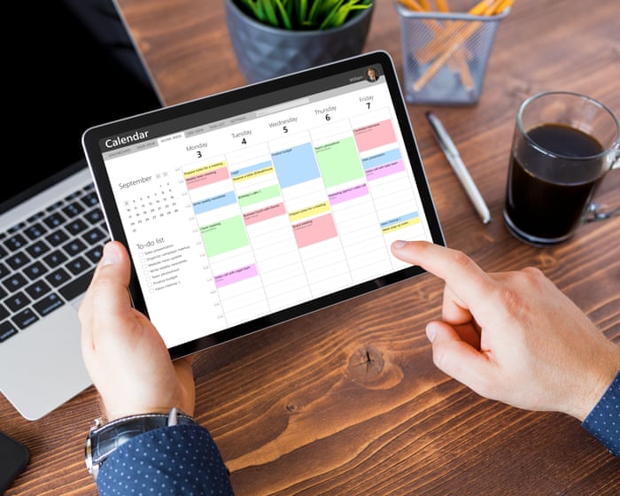 Ilustrasi aplikasi kalender digital menerima undangan otomatis