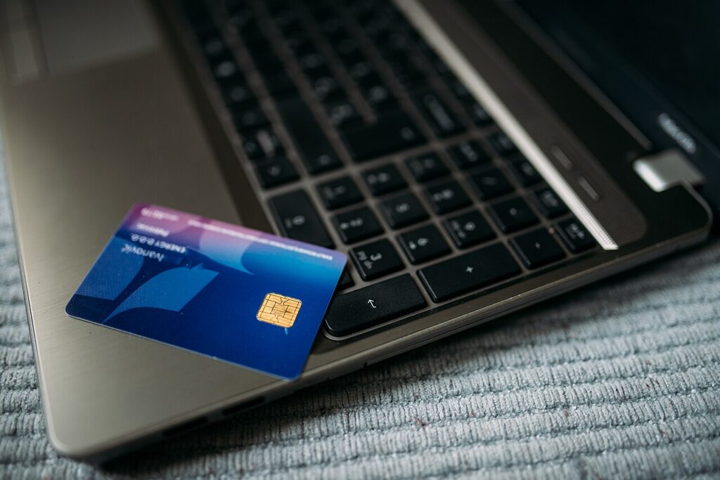 Kartu perbankan di atas laptop untuk transaksi pembayaran digital dan freelance payment gateway