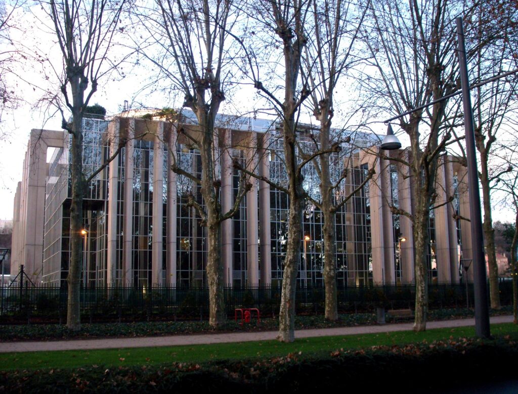 Markas Besar Interpol di Lyon Prancis pusat koordinasi penegakan hukum kejahatan siber internasional