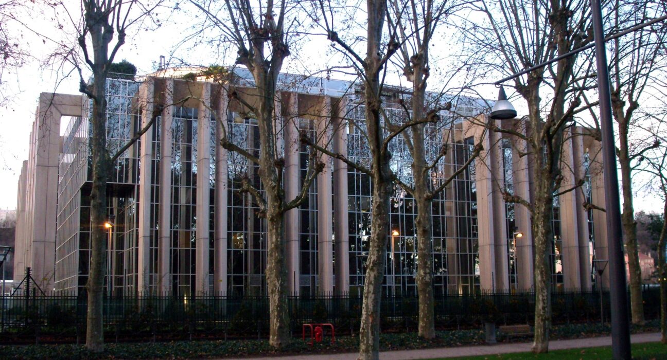 Markas Besar Interpol di Lyon Prancis pusat koordinasi penegakan hukum kejahatan siber internasional