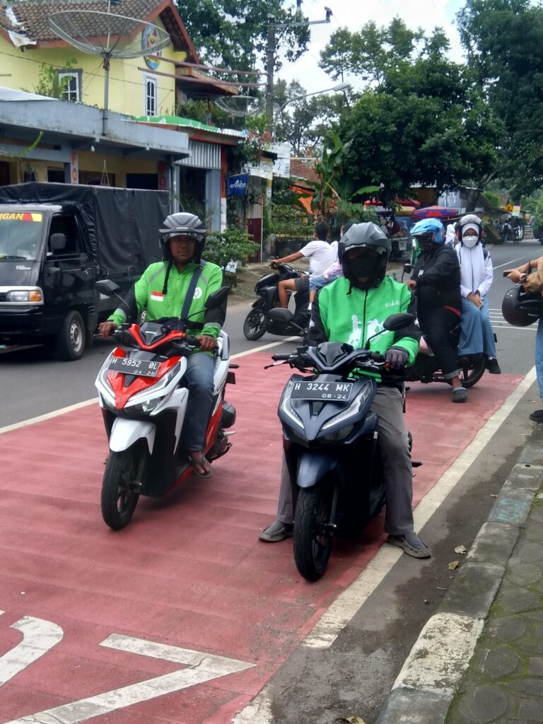 Pengemudi ojek online dan kurir logistik berbasis aplikasi di jalan raya Indonesia