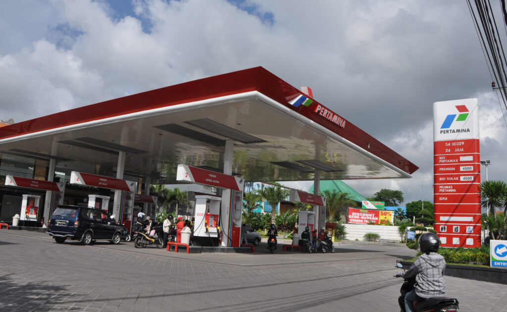 Aktivitas pengisian bahan bakar kendaraan di stasiun pengisian bahan bakar umum SPBU Pertamina