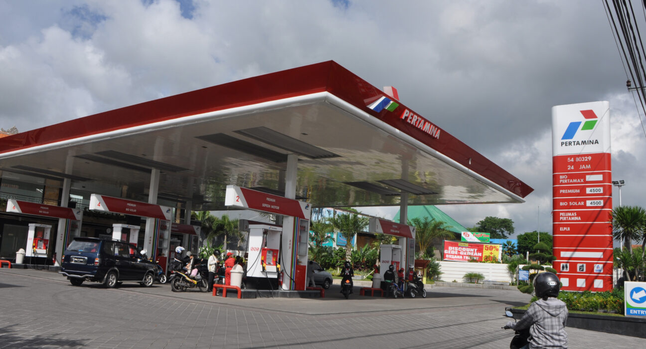 Aktivitas pengisian bahan bakar kendaraan di stasiun pengisian bahan bakar umum SPBU Pertamina