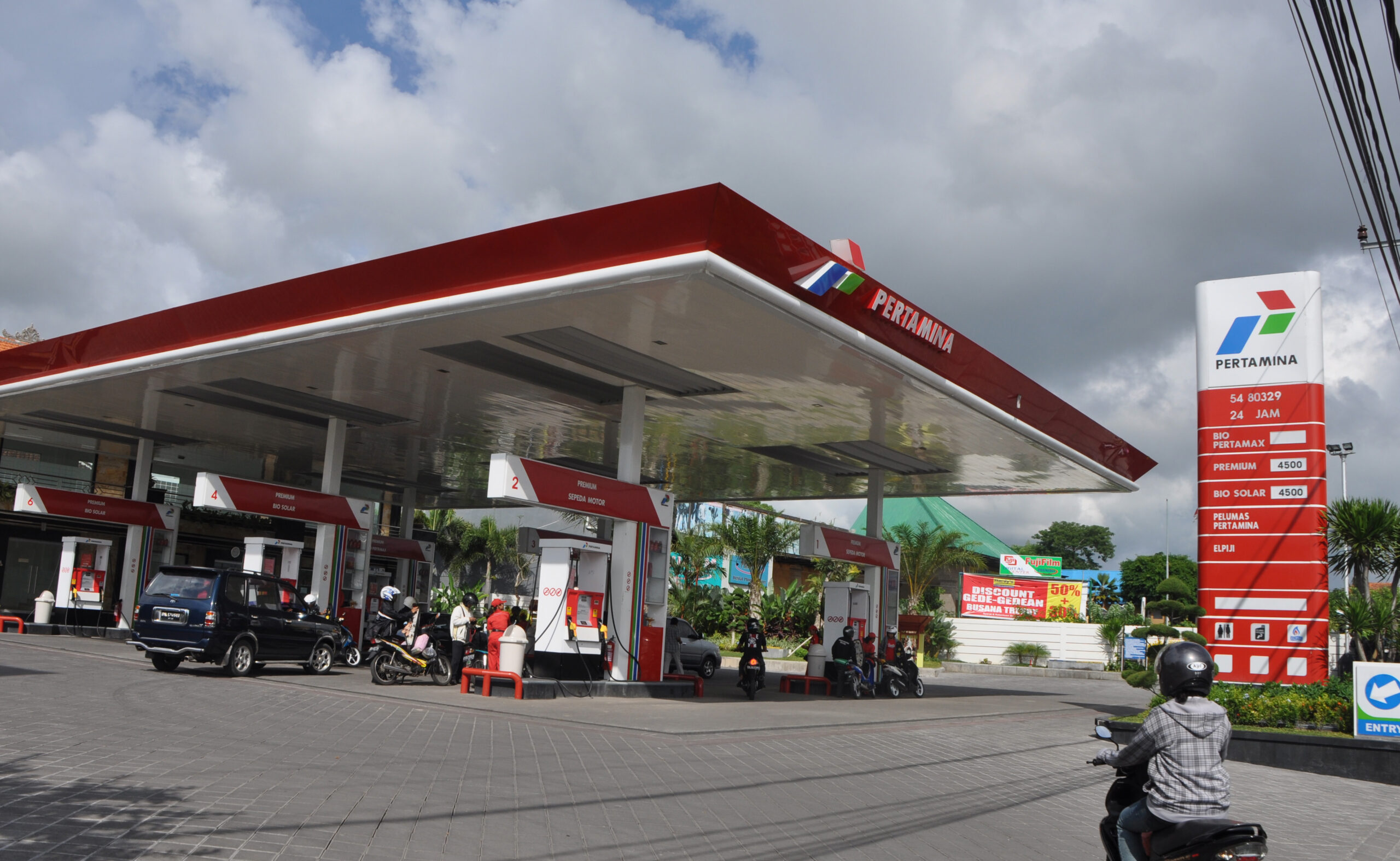 Aktivitas pengisian bahan bakar kendaraan di stasiun pengisian bahan bakar umum SPBU Pertamina