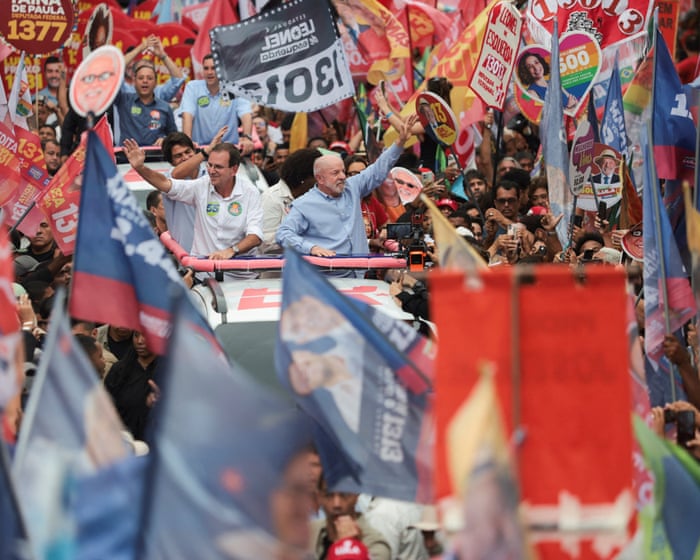Spanduk kampanye pilpres Brasil antara Luiz Inacio Lula da Silva dan Flavio Bolsonaro
