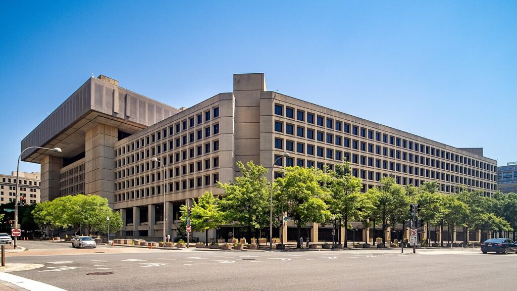 Gedung Markas Besar FBI J. Edgar Hoover Building di Washington DC terkait perburuan peretas ShinyHunters