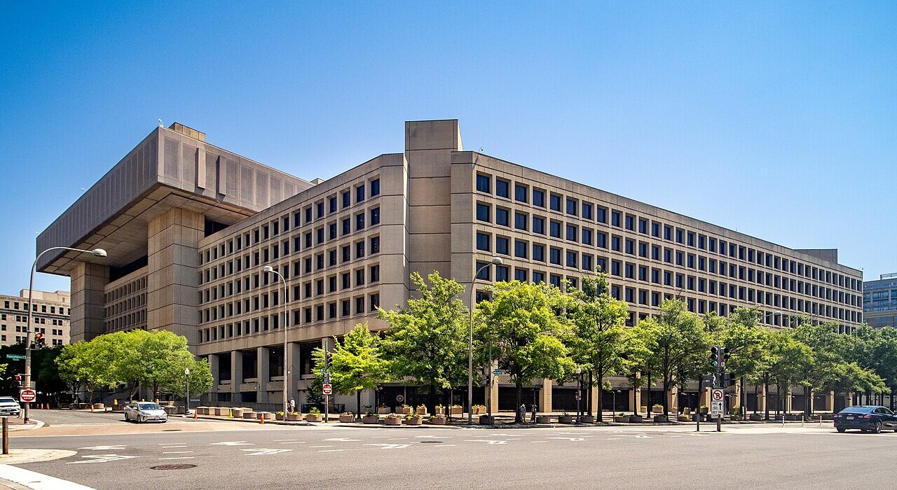 Gedung Markas Besar FBI J. Edgar Hoover Building di Washington DC terkait perburuan peretas ShinyHunters