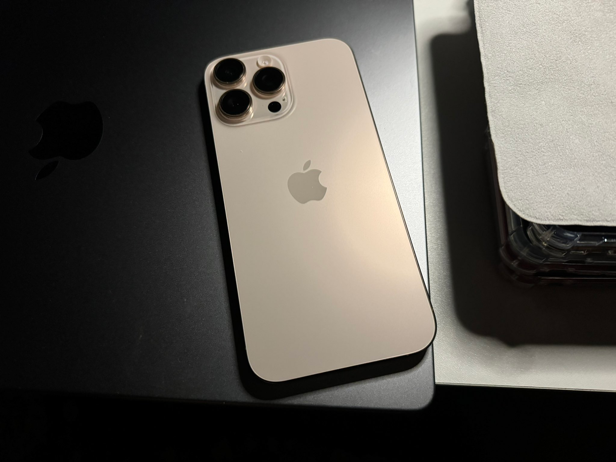 Desain modul kamera dan bodi titanium flagship Apple iPhone Pro Max