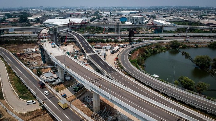 Progres konstruksi proyek Jalan Tol Kamal-Teluknaga-Rajeg Seksi 1 yang menghubungkan Jakarta dan Banten