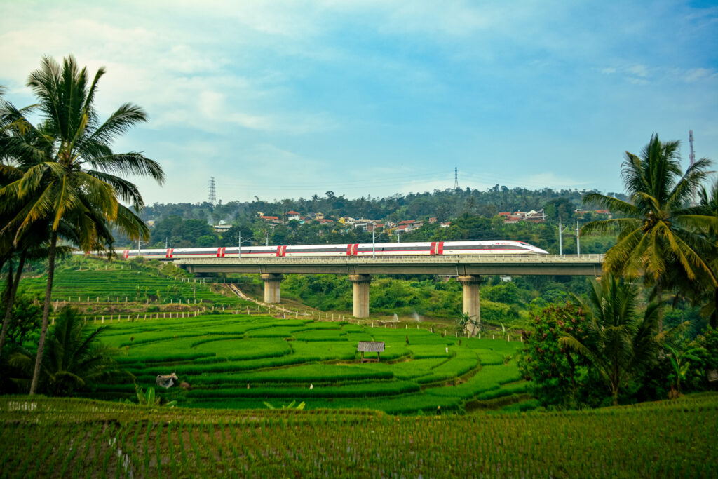 Kereta Cepat Whoosh melintasi jembatan dalam operasional jalur Jakarta Bandung