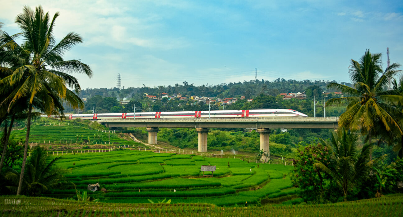 Kereta Cepat Whoosh melintasi jembatan dalam operasional jalur Jakarta Bandung