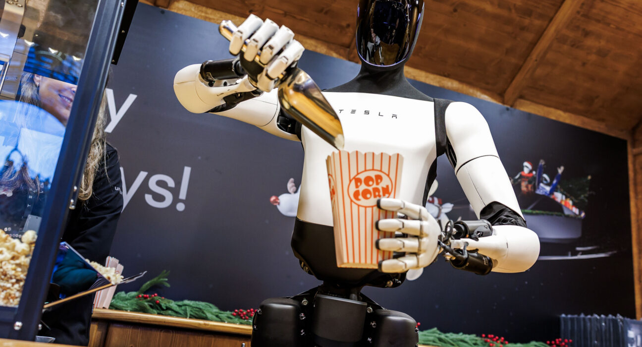 Demonstrasi robot cerdas di panggung industri teknologi