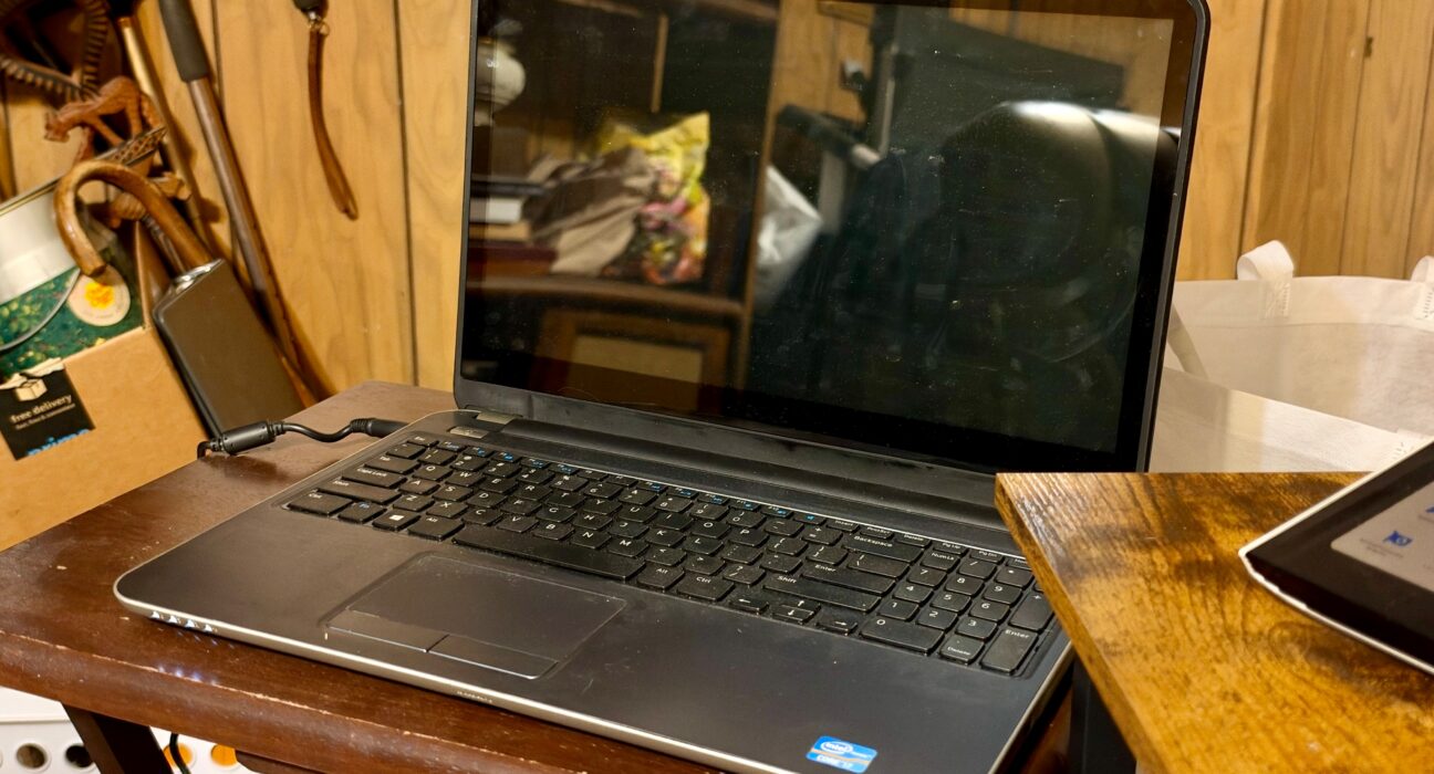 Laptop dengan sistem operasi Linux ringan dan antarmuka desktop hemat memori RAM