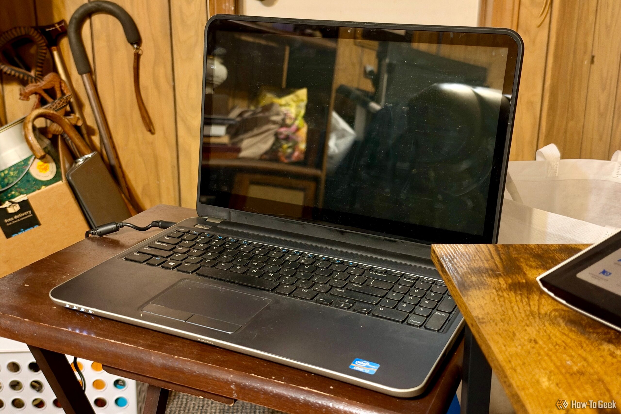 Laptop dengan sistem operasi Linux ringan dan antarmuka desktop hemat memori RAM