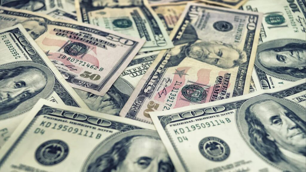 Grafik pergerakan harga Bitcoin dan reli penguatan indeks dolar AS DXY