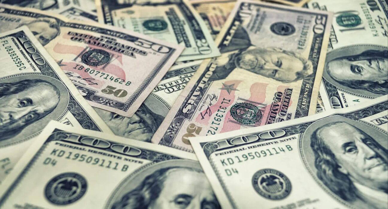 Grafik pergerakan harga Bitcoin dan reli penguatan indeks dolar AS DXY