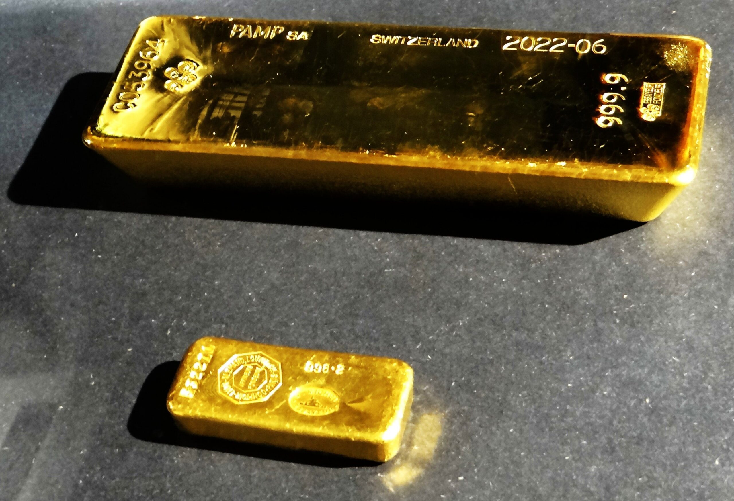 Batangan emas murni dan ingot cadangan devisa Banque de France dengan cap resmi kemurnian 999.9.