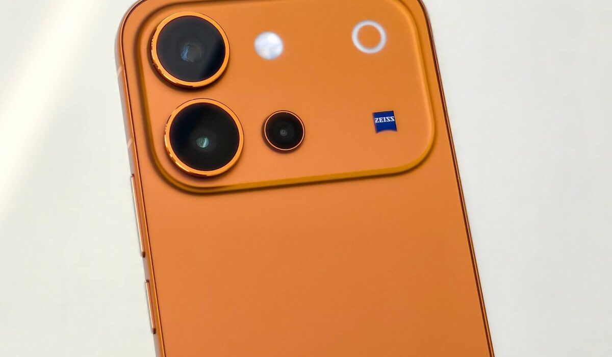 Desain bodi belakang vivo V80 dengan modul kamera ZEISS dan warna Sunrise Anthem