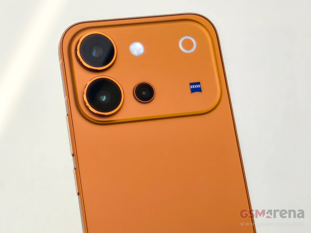 Desain bodi belakang vivo V80 dengan modul kamera ZEISS dan warna Sunrise Anthem