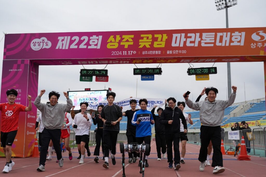 Robot anjing RAIBO2 bersama tim peneliti KAIST di garis finis maraton