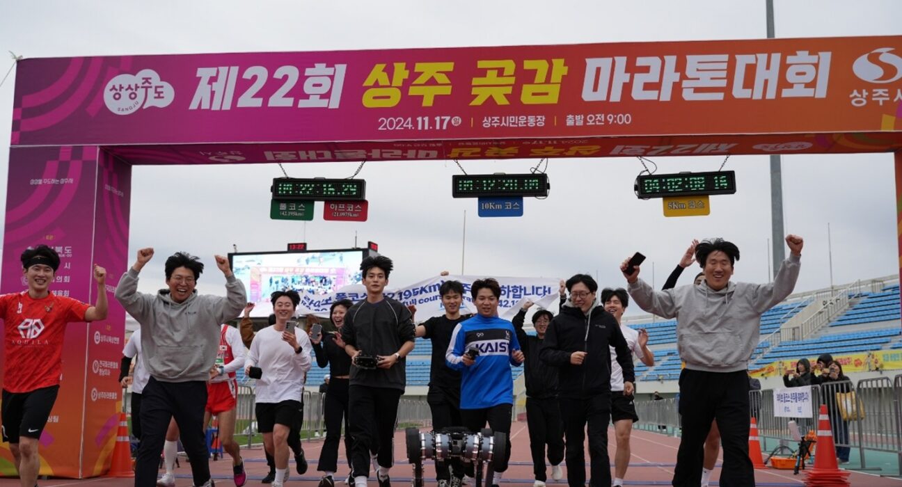 Robot anjing RAIBO2 bersama tim peneliti KAIST di garis finis maraton