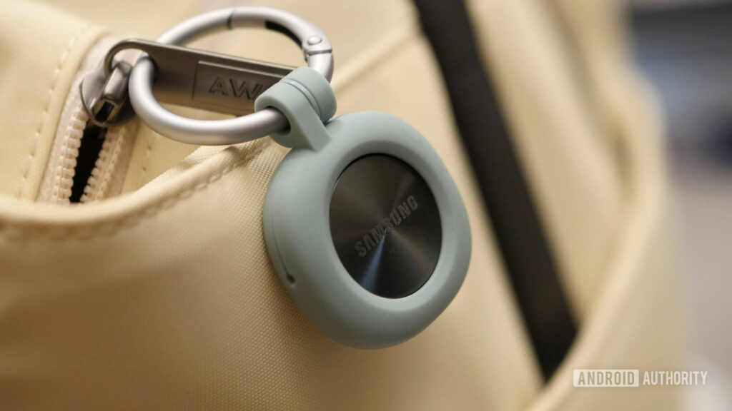 Samsung Galaxy SmartTag 3 dengan desain ringkas dan lubang gantungan kunci yang kini kompatibel dengan perangkat Android serta iOS