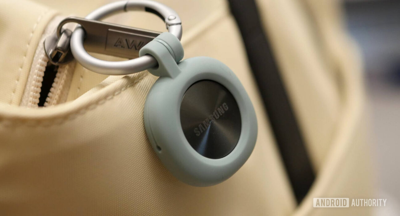 Samsung Galaxy SmartTag 3 dengan desain ringkas dan lubang gantungan kunci yang kini kompatibel dengan perangkat Android serta iOS