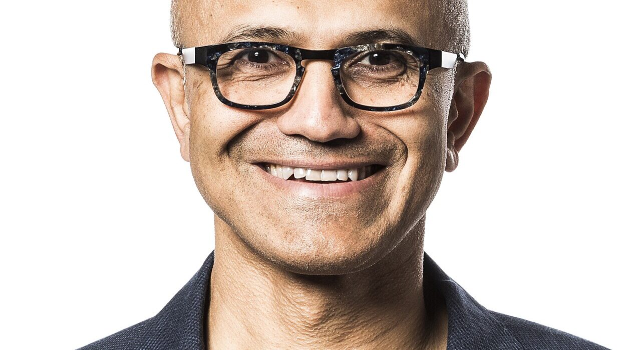 Chief Executive Officer Microsoft Satya Nadella menyampaikan pemaparan arsitektur teknologi