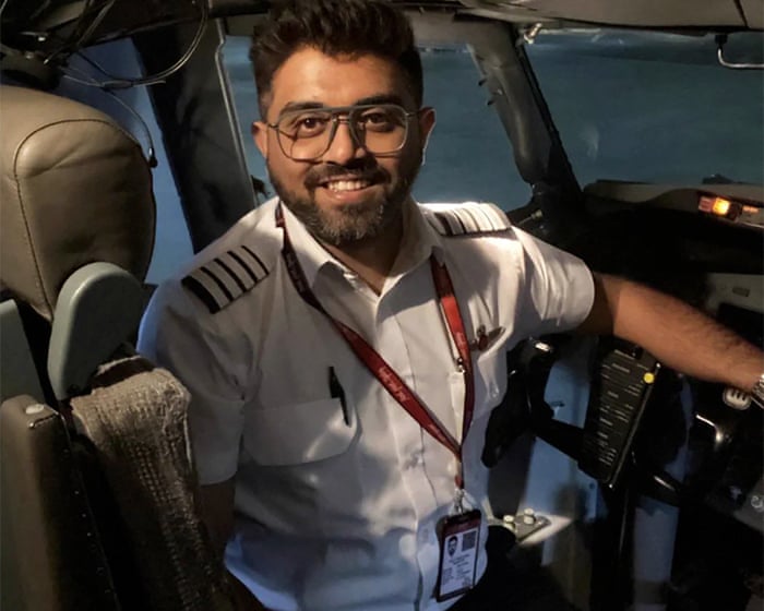 Kapten pilot flydubai Smit Machchhar yang diapresiasi atas keberaniannya membuka pintu kokpit saat diserang kopilot