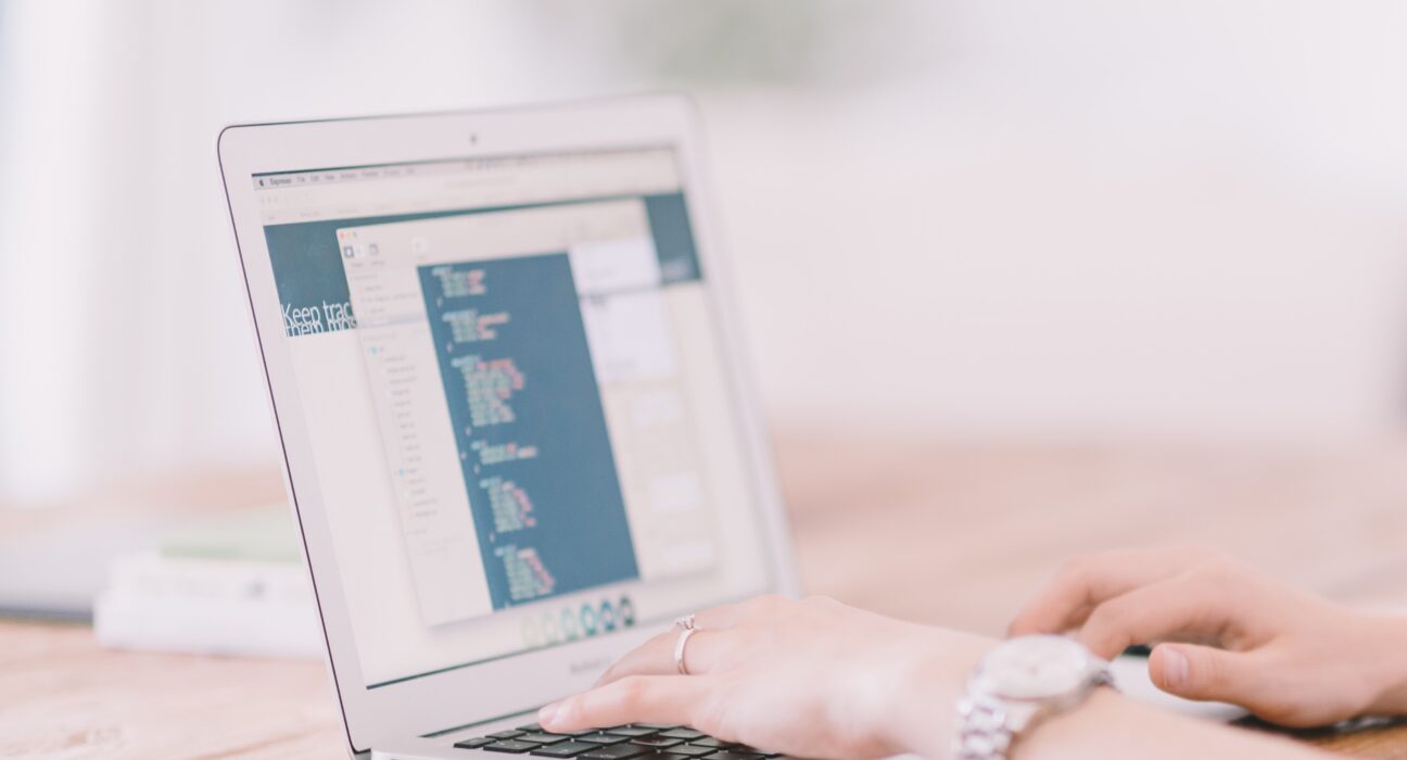 Aktivitas insinyur perangkat lunak sedang memprogram di layar laptop berkaitan dengan persaingan teknologi agentic coding AI