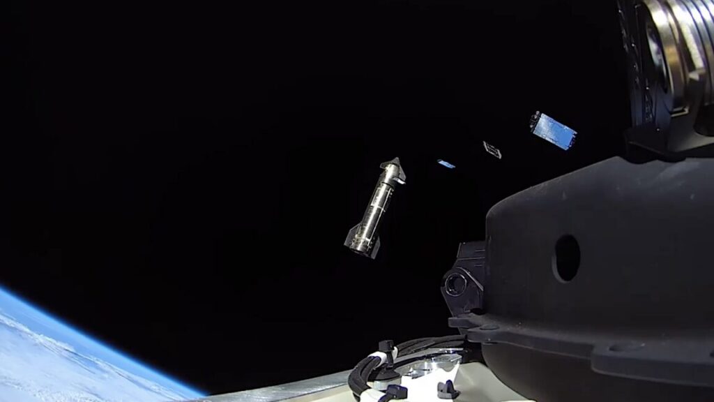 Satelit Starlink SpaceX saat deployment di orbit rendah Bumi