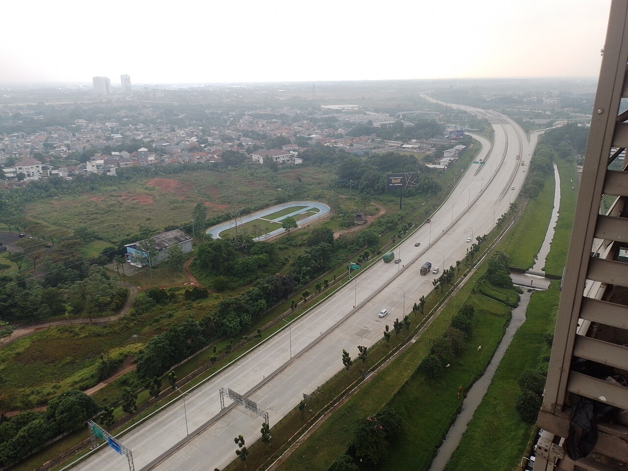 Infrastruktur jalan tol di Indonesia dengan pengawasan standar pelayanan minimal BPJT dan sistem WIM ETLE