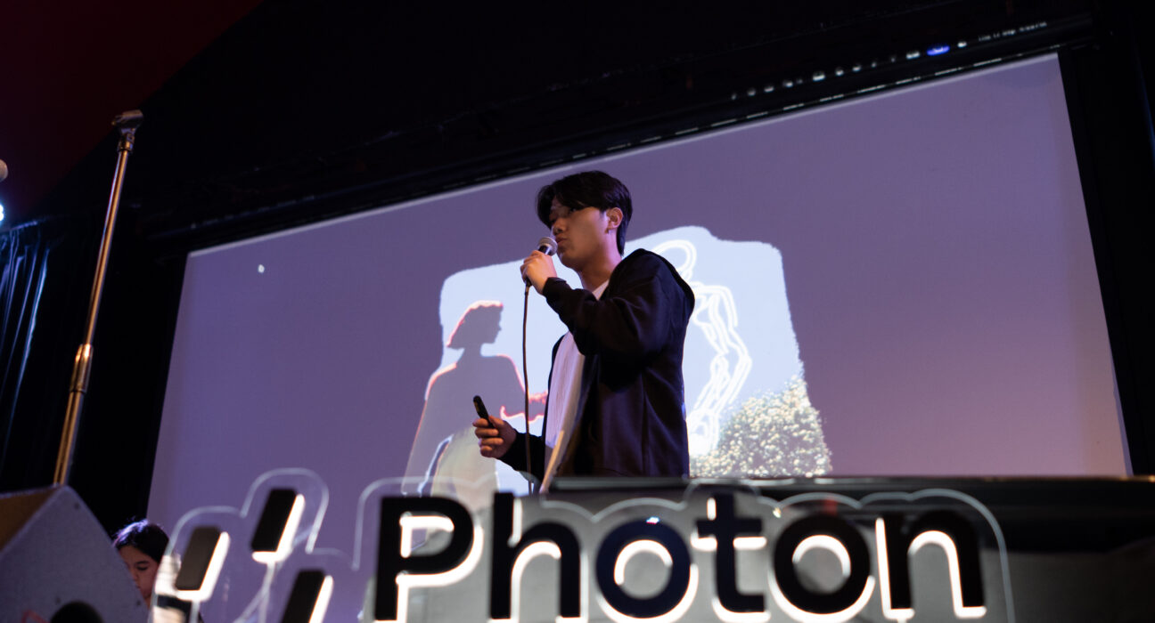 Startup AI Photon menggelar seremonial App Funeral di San Francisco dalam rangka peluncuran platform agen perpesanan