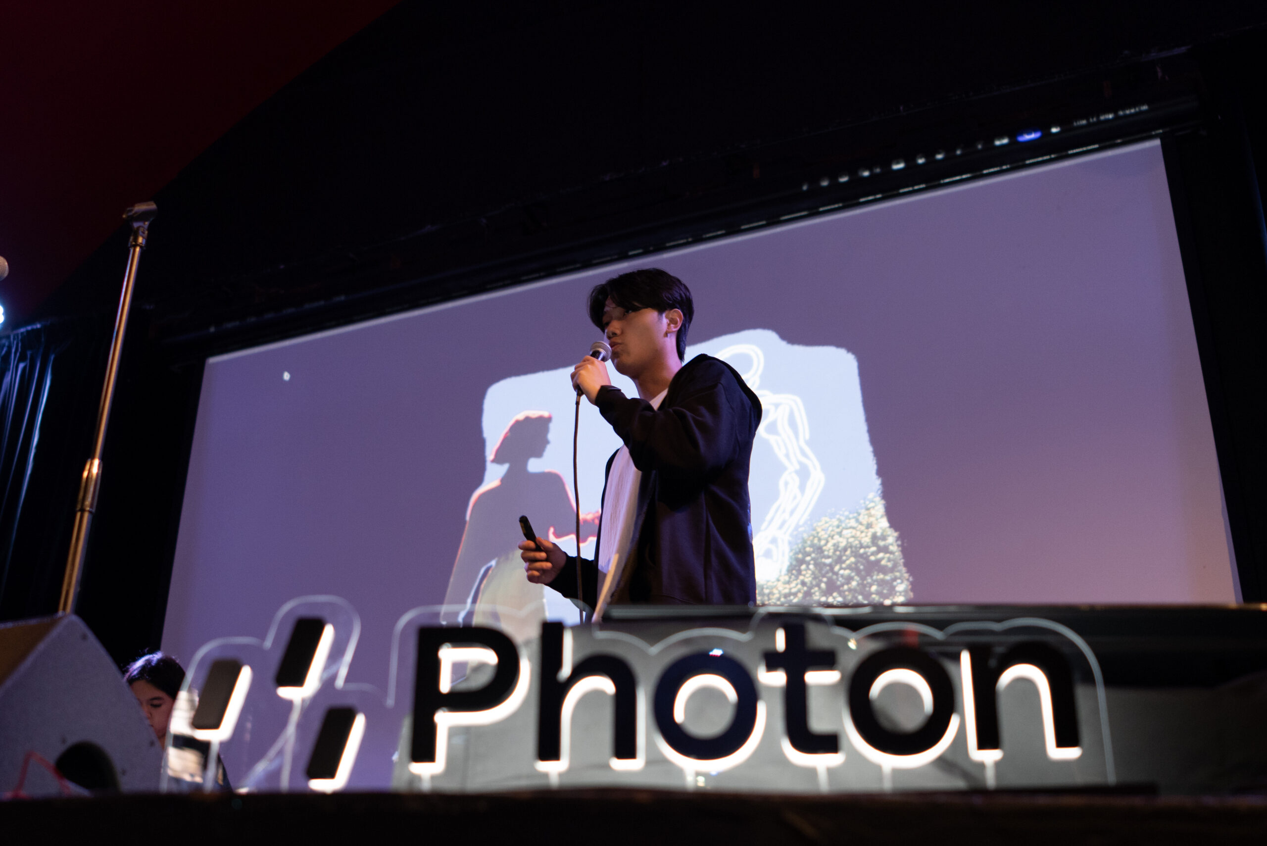 Startup AI Photon menggelar seremonial App Funeral di San Francisco dalam rangka peluncuran platform agen perpesanan