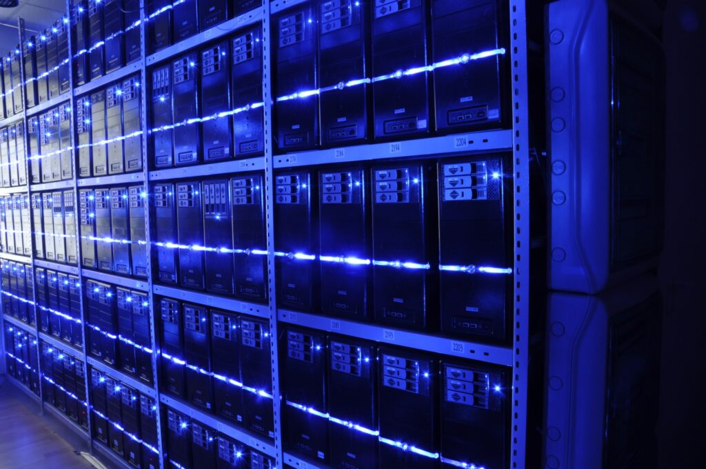 Infrastruktur pusat data dan rak server komputasi enterprise penopang implementasi kecerdasan buatan