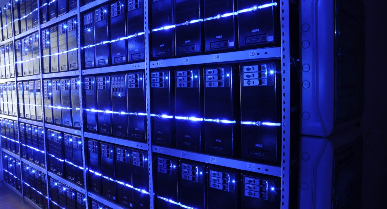 Infrastruktur pusat data dan rak server komputasi enterprise penopang implementasi kecerdasan buatan