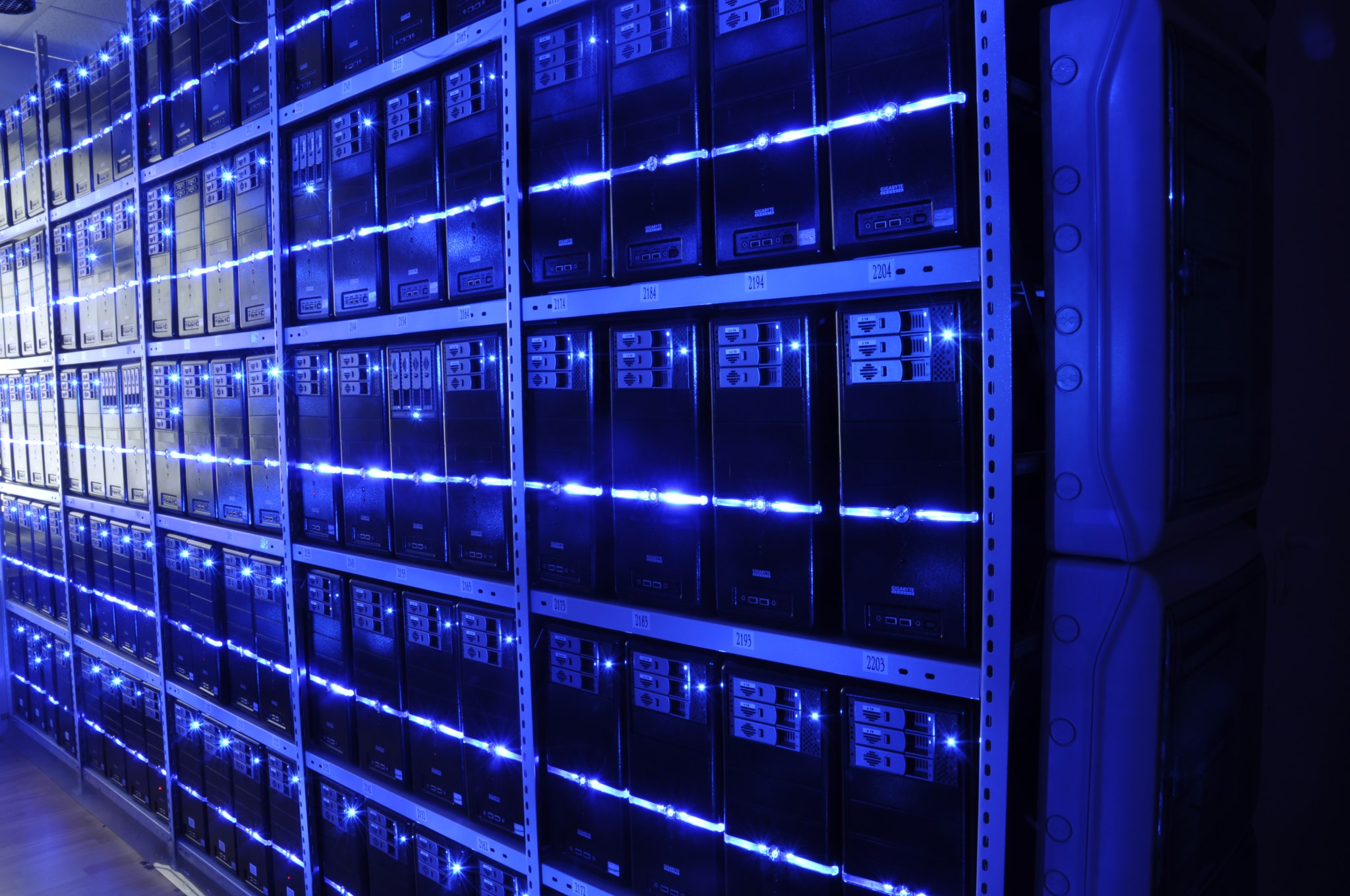 Infrastruktur pusat data dan rak server komputasi enterprise penopang implementasi kecerdasan buatan