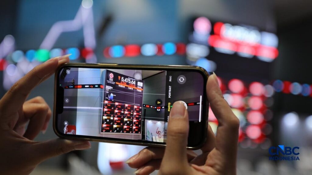 Layar pergerakan saham dan Indeks Harga Saham Gabungan di Bursa Efek Indonesia Jakarta